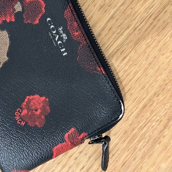 Coach Corner Zip Wristlet in Black And Poppy camo Flowers - Picture 4 of 8